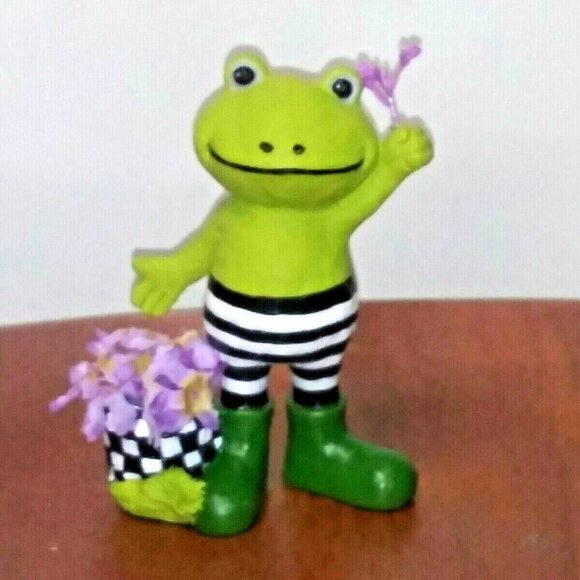 Frog statue resin Black white stripes designer inspired indoor/outdoor decor - Picture 2 of 12